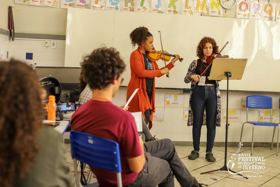 Imagem da realização de uma oficina pedagógica de violino para jovens